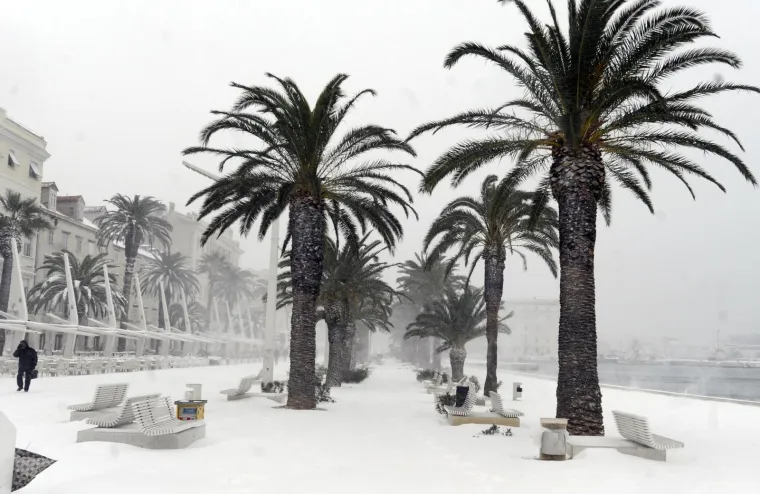 Da, ovo je Split! Pogledajte nevjerojatne prizore prije točno 11 godina: Ljudi su izvadili skije, a hrabriji igrali picigin u ledenom moru