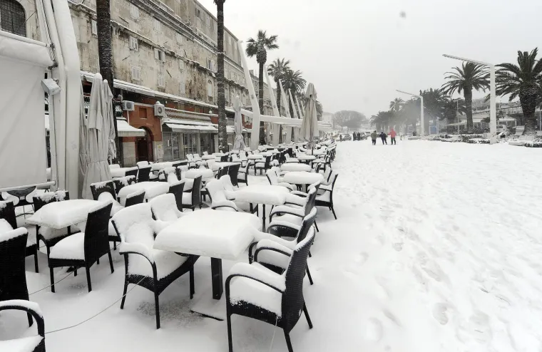 Da, ovo je Split! Pogledajte nevjerojatne prizore prije točno 11 godina: Ljudi su izvadili skije, a hrabriji igrali picigin u ledenom moru