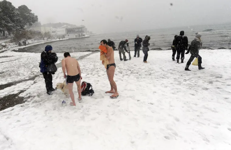 Da, ovo je Split! Pogledajte nevjerojatne prizore prije točno 11 godina: Ljudi su izvadili skije, a hrabriji igrali picigin u ledenom moru