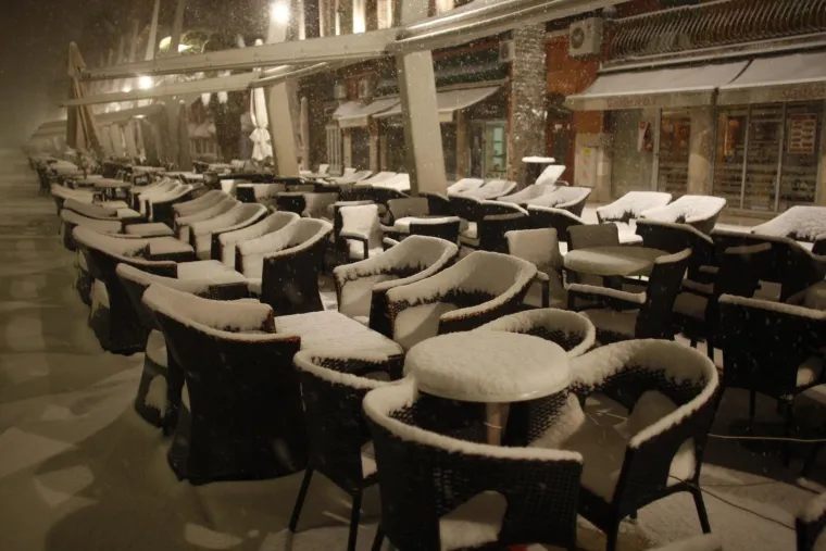 Da, ovo je Split! Pogledajte nevjerojatne prizore prije točno 11 godina: Ljudi su izvadili skije, a hrabriji igrali picigin u ledenom moru