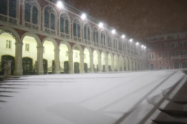 Da, ovo je Split! Pogledajte nevjerojatne prizore prije točno 11 godina: Ljudi su izvadili skije, a hrabriji igrali picigin u ledenom moru