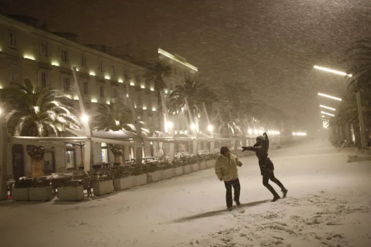 Da, ovo je Split! Pogledajte nevjerojatne prizore prije točno 11 godina: Ljudi su izvadili skije, a hrabriji igrali picigin u ledenom moru
