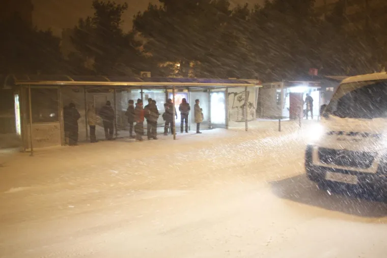 Da, ovo je Split! Pogledajte nevjerojatne prizore prije točno 11 godina: Ljudi su izvadili skije, a hrabriji igrali picigin u ledenom moru