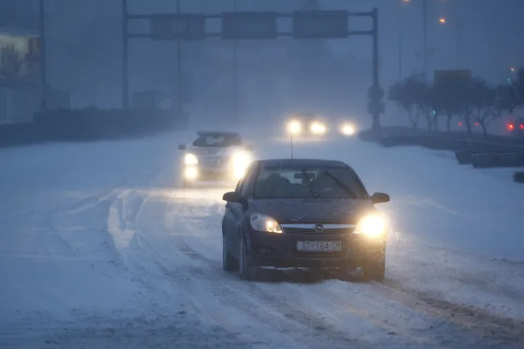 Da, ovo je Split! Pogledajte nevjerojatne prizore prije točno 11 godina: Ljudi su izvadili skije, a hrabriji igrali picigin u ledenom moru
