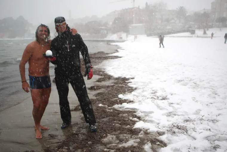 Da, ovo je Split! Pogledajte nevjerojatne prizore prije točno 11 godina: Ljudi su izvadili skije, a hrabriji igrali picigin u ledenom moru