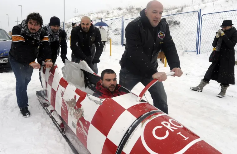 Da, ovo je Split! Pogledajte nevjerojatne prizore prije točno 11 godina: Ljudi su izvadili skije, a hrabriji igrali picigin u ledenom moru