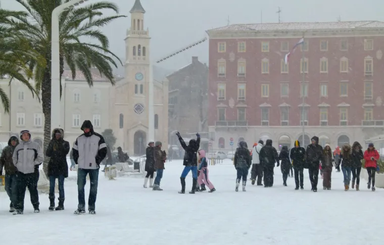 Da, ovo je Split! Pogledajte nevjerojatne prizore prije točno 11 godina: Ljudi su izvadili skije, a hrabriji igrali picigin u ledenom moru