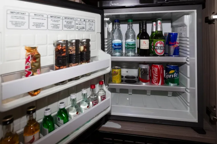 Minibar se naplaćuje: Možete bez oklijevanja konzumirati ako se na noćnom ormariću ili jastuku nalaze čokoladice ili jabuka na radnom stolu u vašoj hotelskoj sobi, ali ako su voće i grickalice u velikoj košari s raznim drugim vrećicama i poslasticama, možete pretpostaviti da je to dio minibara. To se naplaćuje!
