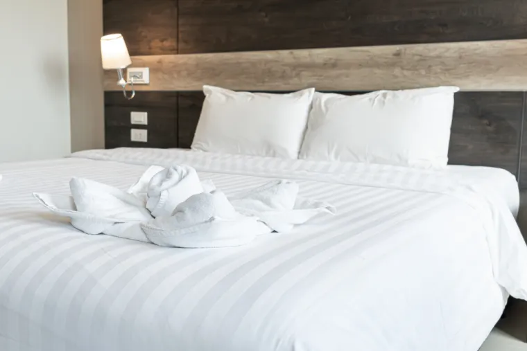 Krađa posteljine: O svom iskustvu govorila je i Anke Cimbal, glasnogovornica Best Western Hotel Group. U posljednje vrijeme nije bilo velikih krađa. “Prošlo je dosta vremena otkako su ljudi dolazili s praznim koferima i onda sa sobom ponijeli svu posteljinu”, kaže glasnogovornica.