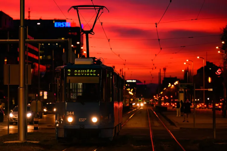 Zalazak sunca zacrvenio nebo iznad Zagreba! Pogledajte prekrasne prizore!
