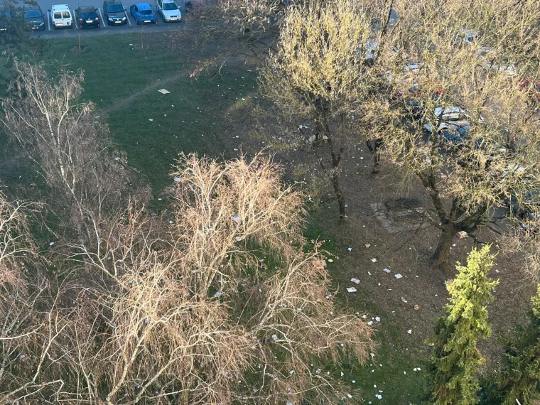 Razbacano smeće u parku u zagrebačkom Sopotu