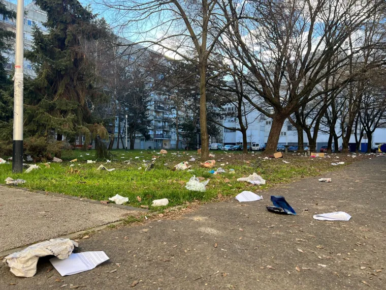 Razbacano smeće u parku u zagrebačkom Sopotu