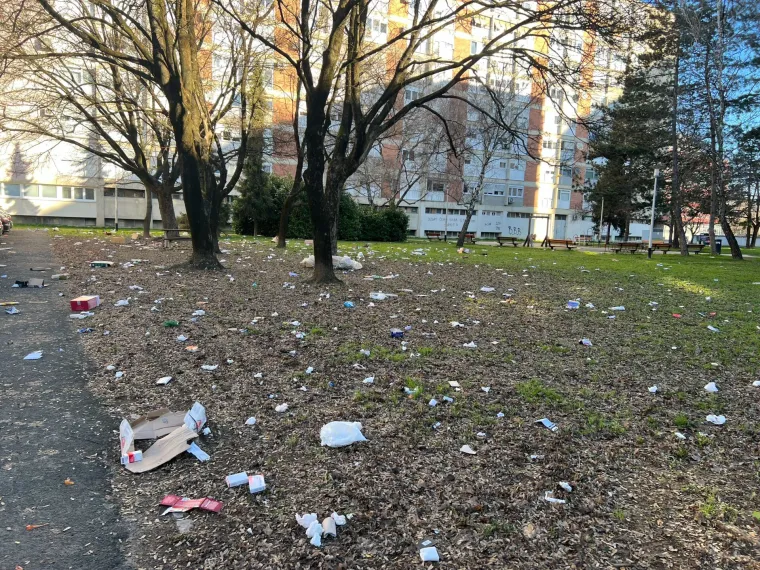 Razbacano smeće u parku u zagrebačkom Sopotu