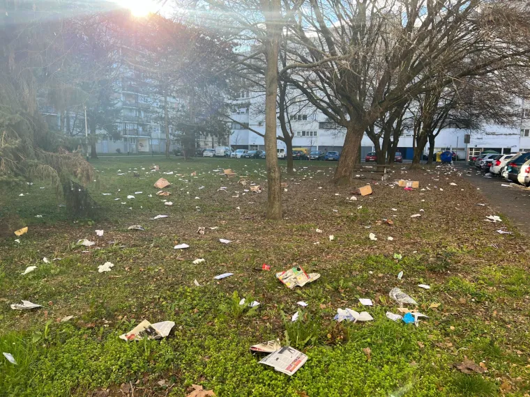 Razbacano smeće u parku u zagrebačkom Sopotu