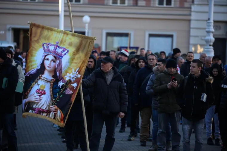 molitva muške krunice na Trgu bana Jelačića