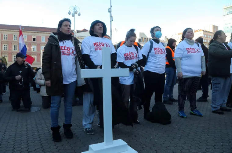 molitva mu&scaron;ke krunice na Trgu bana Jelačića