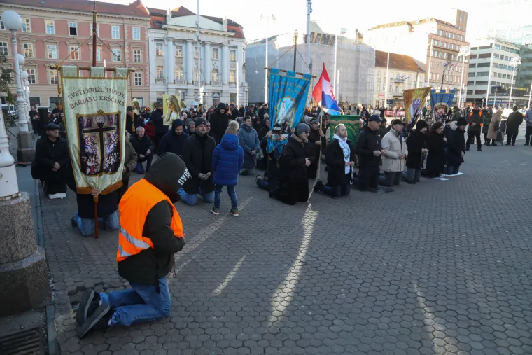 Pogledajte kako muškarci mole i kleče po trgovima hrvatskih gradova
