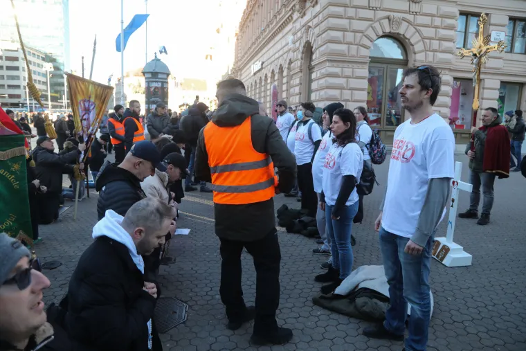 Pogledajte kako muškarci mole i kleče po trgovima hrvatskih gradova