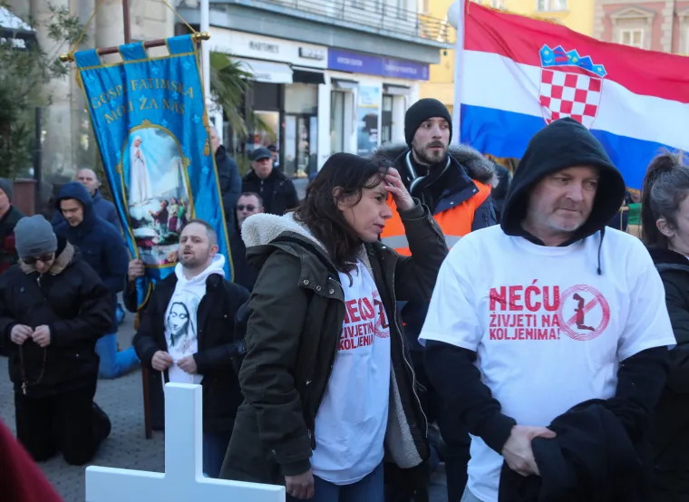 Pogledajte kako muškarci mole i kleče po trgovima hrvatskih gradova