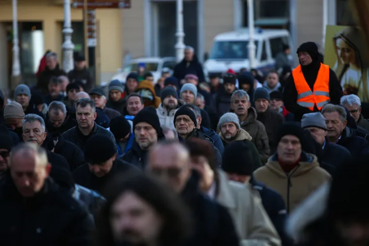 Pogledajte kako muškarci mole i kleče po trgovima hrvatskih gradova