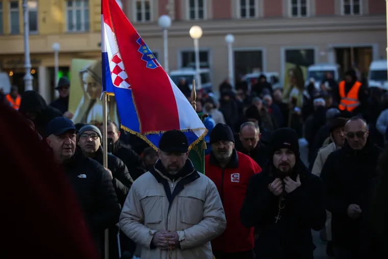 Pogledajte kako muškarci mole i kleče po trgovima hrvatskih gradova
