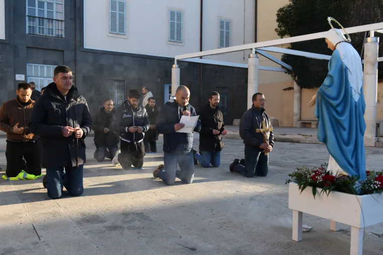 Pogledajte kako muškarci mole i kleče po trgovima hrvatskih gradova