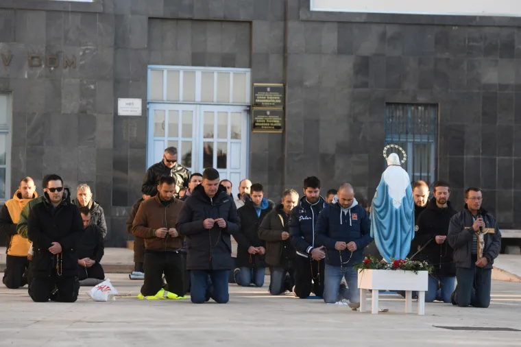 Pogledajte kako muškarci mole i kleče po trgovima hrvatskih gradova