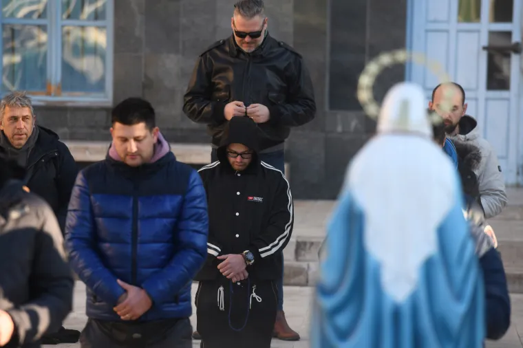 Pogledajte kako muškarci mole i kleče po trgovima hrvatskih gradova