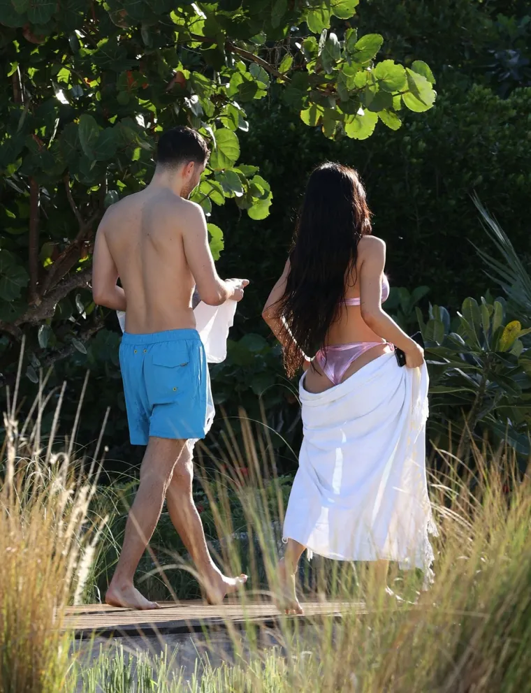 Kylie Jenner se ispod tuša hladila u oskudnom bikiniju, a pogledajte tko joj je pravio društvo
