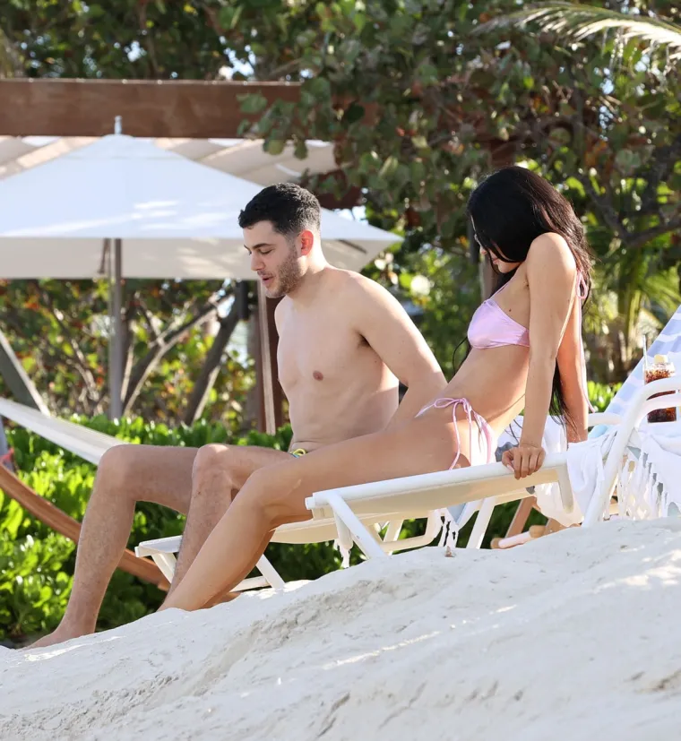 Kylie Jenner se ispod tuša hladila u oskudnom bikiniju, a pogledajte tko joj je pravio društvo