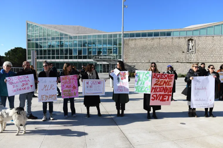Prosvjed za ženska prava: 'Ni državu ni Boga blizu jajnika moga'