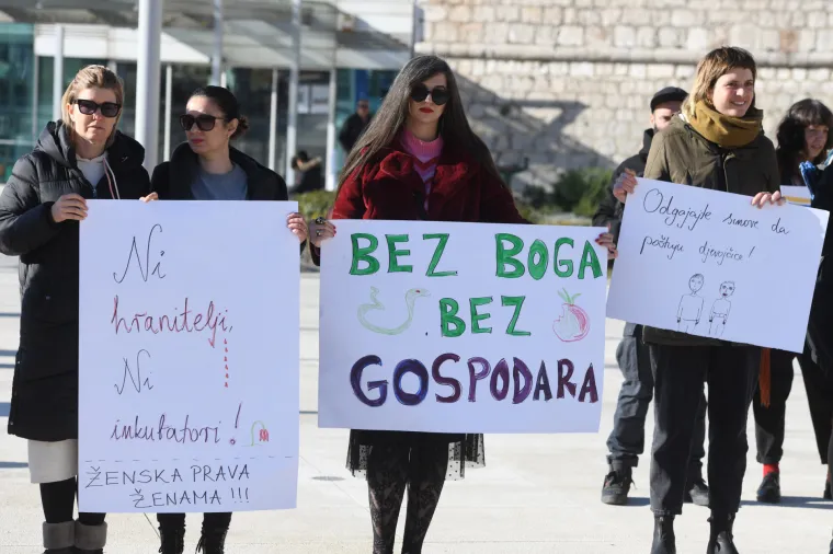 Prosvjed za ženska prava: 'Ni državu ni Boga blizu jajnika moga'