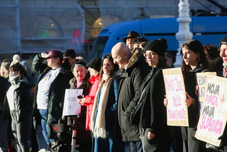 Prosvjed za ženska prava: 'Ni državu ni Boga blizu jajnika moga'