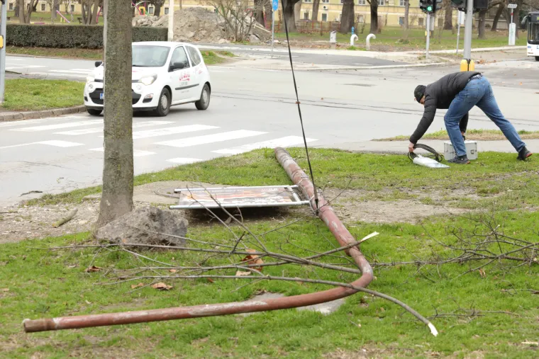 Strašni prizori: Pogledajte što je olujni vjetar učinio u Osijeku i Zagrebu. Rušio stabla, štandove, auta...
