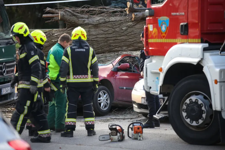 Strašni prizori: Pogledajte što je olujni vjetar učinio u Osijeku i Zagrebu. Rušio stabla, štandove, auta...