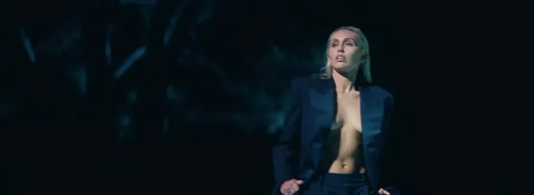 Miley Cyrus se skinula potpuno gola: Nakon provokativne scene ispod tuša nećete imati mirne snove