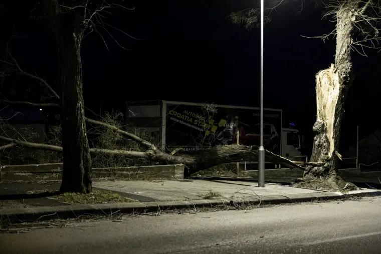 Pogledajte &scaron;to je stra&scaron;na bura učinila u Splitu. Vatrogasci intervenirali vi&scaron;e od 40 puta
