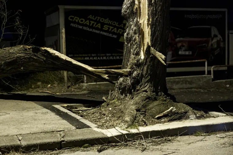 Pogledajte &scaron;to je stra&scaron;na bura učinila u Splitu. Vatrogasci intervenirali vi&scaron;e od 40 puta