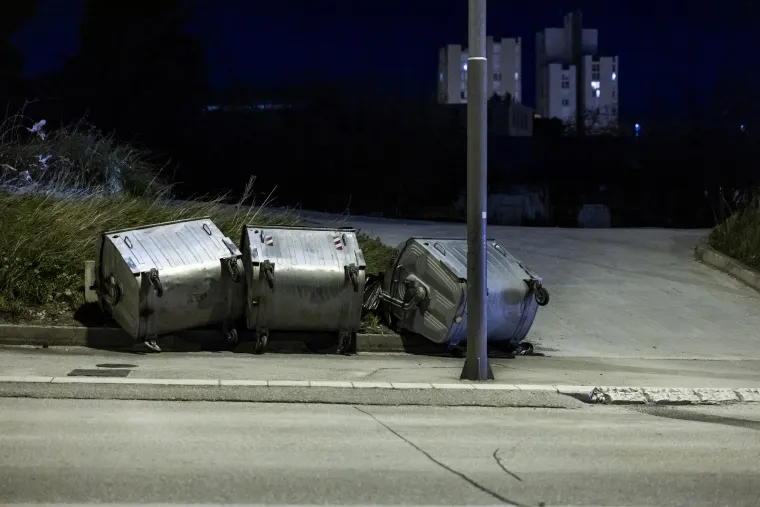 Pogledajte &scaron;to je stra&scaron;na bura učinila u Splitu. Vatrogasci intervenirali vi&scaron;e od 40 puta