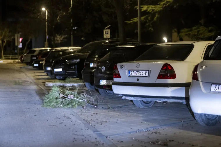 Snažno nevrijeme poharalo Split: Vjetar je lomio stabla i grane, prijetio da otrgne limove s krovova, a bilo je i nekoliko požara