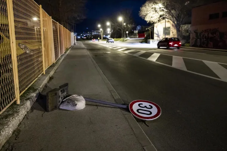 Snažno nevrijeme poharalo Split: Vjetar je lomio stabla i grane, prijetio da otrgne limove s krovova, a bilo je i nekoliko požara