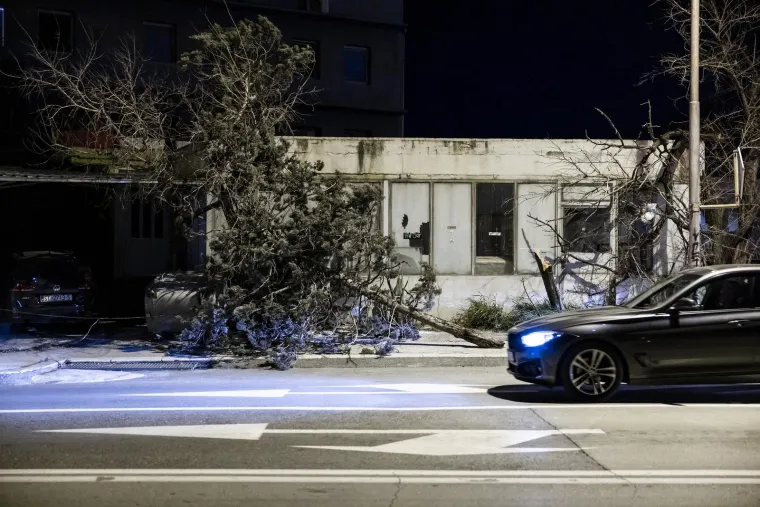 Snažno nevrijeme poharalo Split: Vjetar je lomio stabla i grane, prijetio da otrgne limove s krovova, a bilo je i nekoliko požara