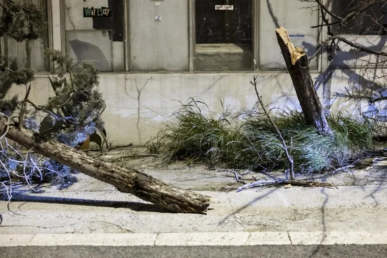 Snažno nevrijeme poharalo Split: Vjetar je lomio stabla i grane, prijetio da otrgne limove s krovova, a bilo je i nekoliko požara