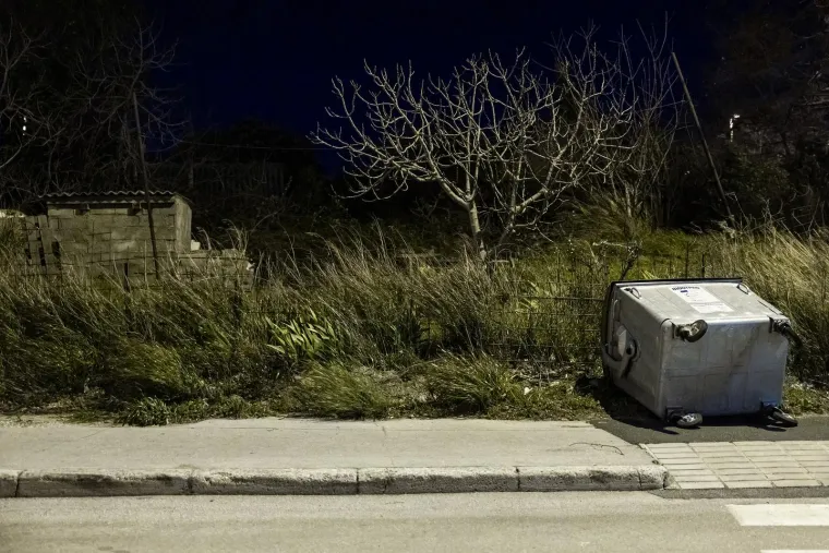 Snažno nevrijeme poharalo Split: Vjetar je lomio stabla i grane, prijetio da otrgne limove s krovova, a bilo je i nekoliko požara