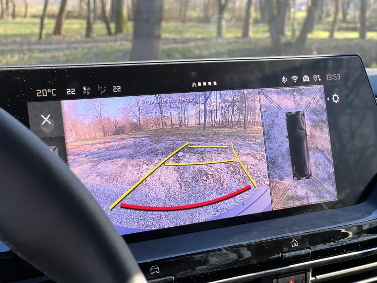 Glavni ekran je veličine čak 12 inča, a za parkiranje će vam olakšati i kamera od 360 stupnjeva