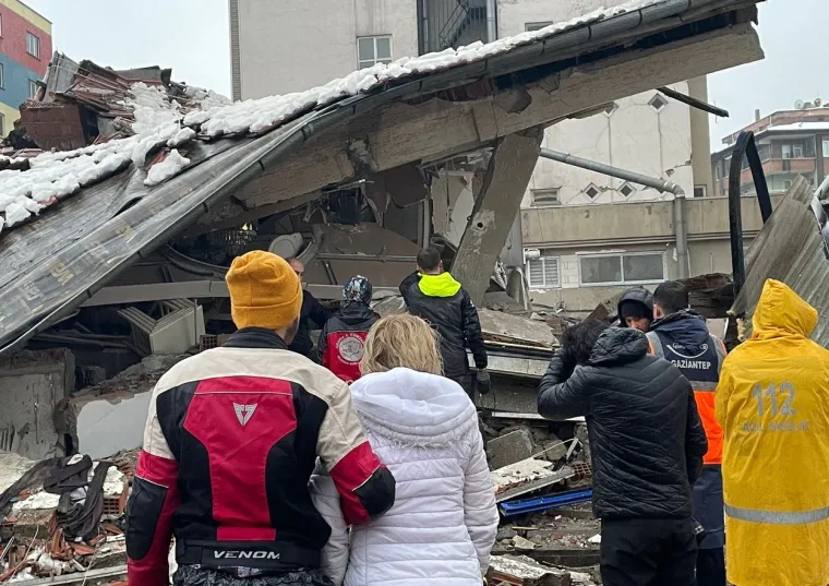 Slike katastrofe obilaze svijet, &scaron;okirani ljudi ne mogu doći k sebi, ima ih jo&scaron; jo&scaron; pod ru&scaron;evinama, ranjeni dolaze u bolnice u valovima