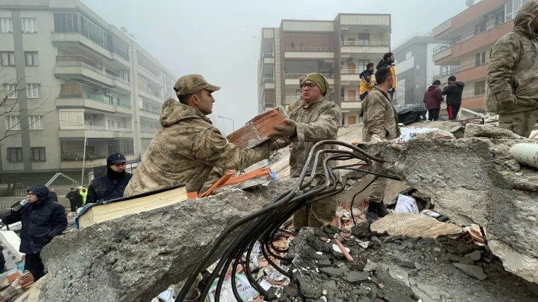 Slike katastrofe obilaze svijet, &scaron;okirani ljudi ne mogu doći k sebi, ima ih jo&scaron; jo&scaron; pod ru&scaron;evinama, ranjeni dolaze u bolnice u valovima