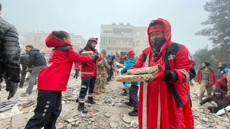 Slike katastrofe obilaze svijet, &scaron;okirani ljudi ne mogu doći k sebi, ima ih jo&scaron; jo&scaron; pod ru&scaron;evinama, ranjeni dolaze u bolnice u valovima