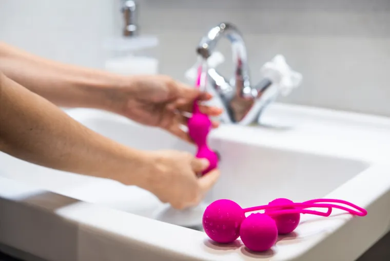 5. Ne zaboravite na njegu poslije seksa: I vi i vaš partner se morate nakon seksa otuširati i pružiti si njegu. 
Važno je očistiti seksualne igračke nakon aktivnosti, dezinficirajte ih. 