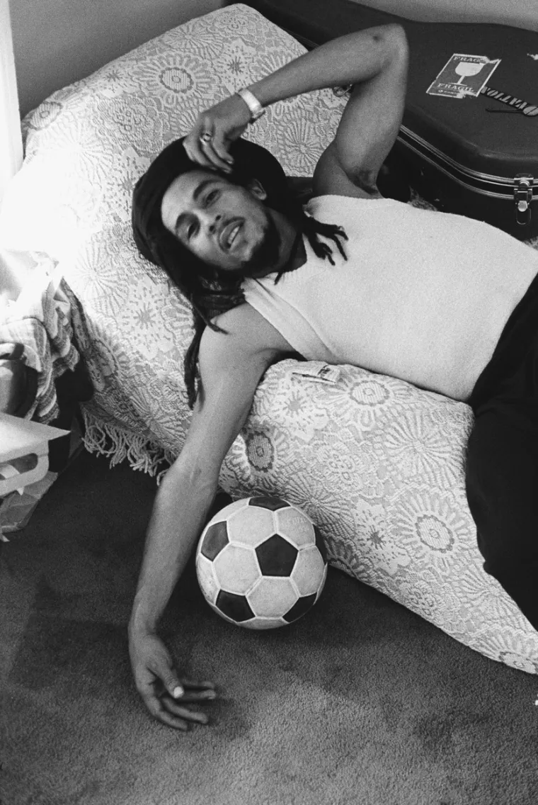Godine 1963. Marley i njegovi prijatelji Peter Tosh i Bunny Wailer osnovali su ska bend pod nazivom &quot;The Teenagers&quot;, prije nego što su se preimenovali u &quot;The Wailing Rudeboys&quot;, potom u &quot;The Wailing Wailers&quot; i konačno u &quot;The Wailers&quot;. Mladići su većinu vremena provodili slušajući ritmične melodije i blues na američkim radijskim postajama, a riječ &quot;wailers&quot; koristili su kao referencu za svoj društveni i ekonomski položaj u ozbiljno siromašnom području Trenchtowna, što je označavalo &quot;patnika iz geta&quot;.
